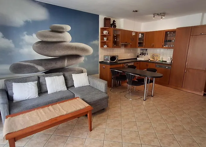 Bok - Central Modern 2Br Apt W Balcony, Free Indoor Parking!
