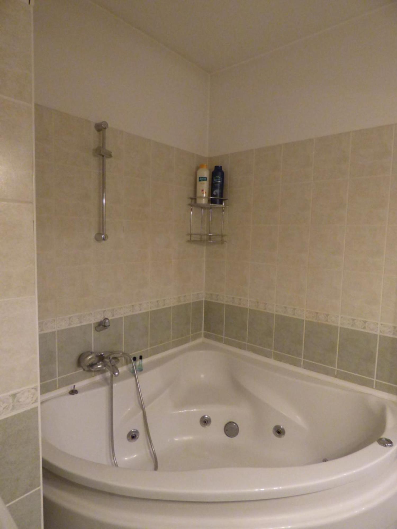 Bok - Modern 2br W Balcony, Free Indoor Parking! Budapest